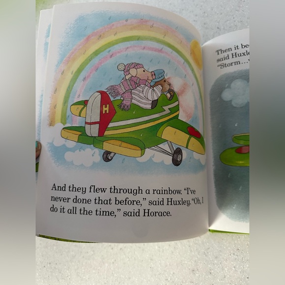 Huxley Pig's Airplane. Rodney Peppé
Children’s Hardcover Book Vintage - Picture 10 of 12